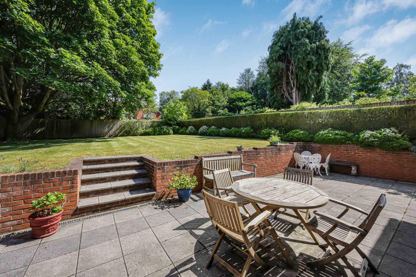 5 bed property in Horsepond Road, Gallowstree Common,